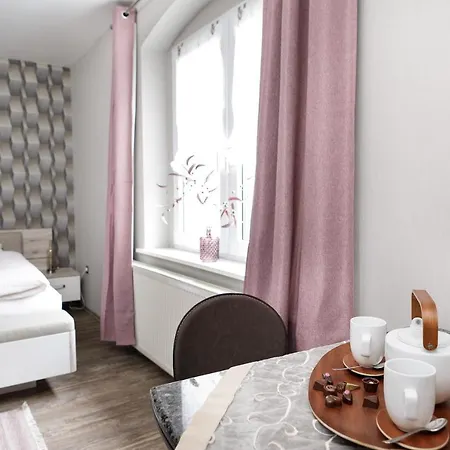 Landgasthof Deutsches Haus 公寓式酒店 3*